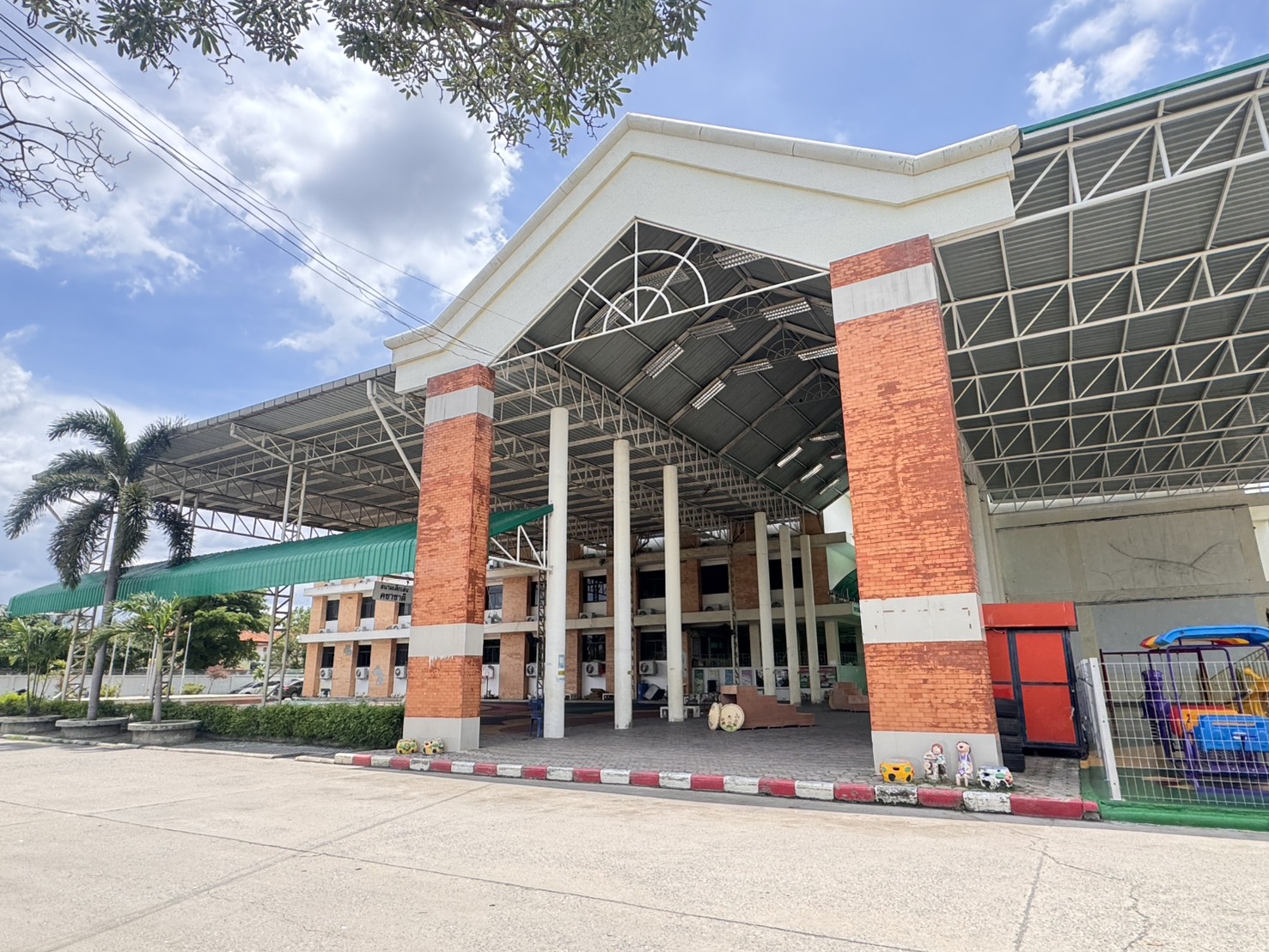 โรงเรียนเทศบาลท่าโขลง 1 : ลานกิจกรรมอนุบาล