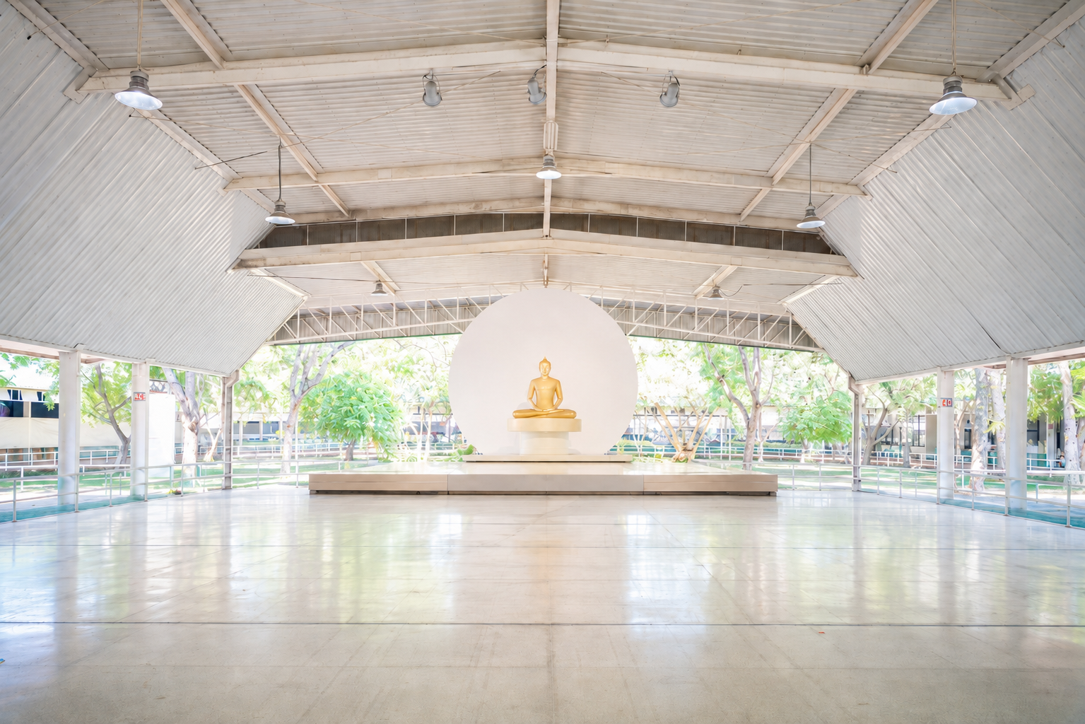 วัดพระธรรมกาย : โถงช้าง
